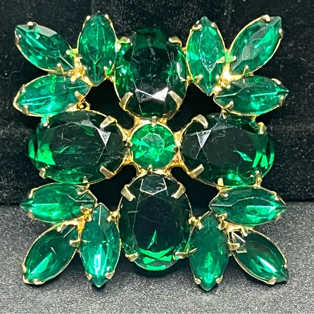 vintage emerald green rhinestone brooch large gold tone statement pin. 1960s - Picture 3 of 8